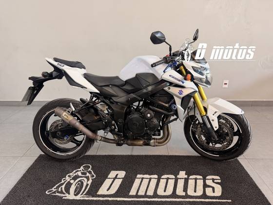 SUZUKI GSR 750 